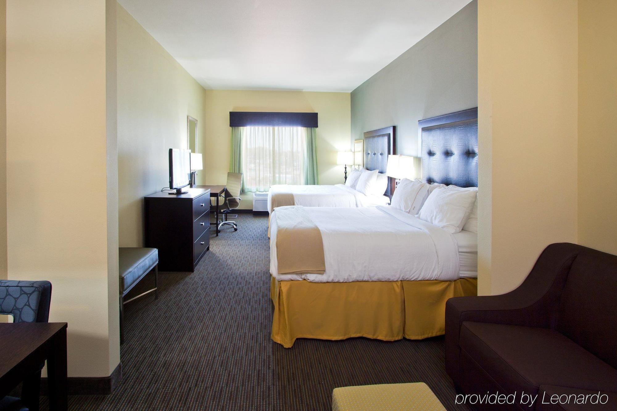 Holiday Inn Express Waycross Room photo