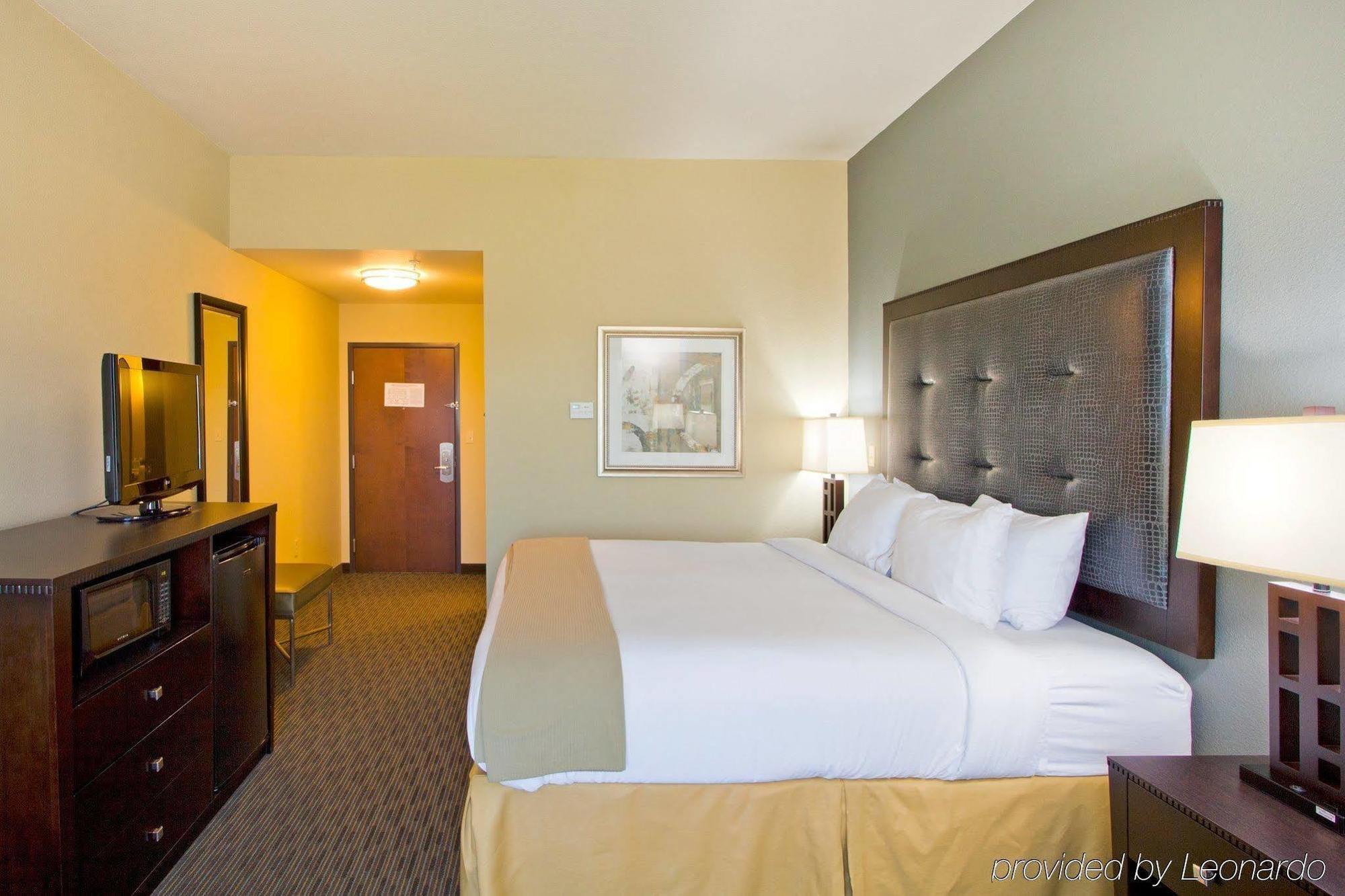 Holiday Inn Express Waycross Room photo